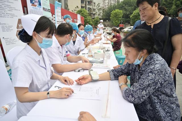 你健康，我服務(wù)，共筑公共衛(wèi)生防線 ——重慶醫(yī)藥高專附一院積極開展國家基本公共衛(wèi)生服務(wù)項(xiàng)目宣傳活動